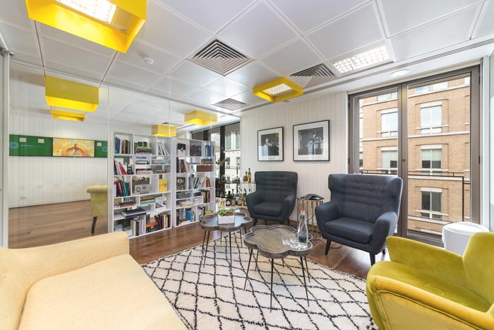 金融服务公司办公室交流区域装修设计案例效果图