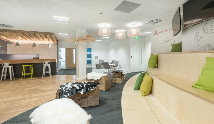 服饰有限公司办公室吧台区域线装修设计案例效果图