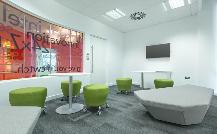 服饰有限公司办公室交流区域线装修设计案例效果图