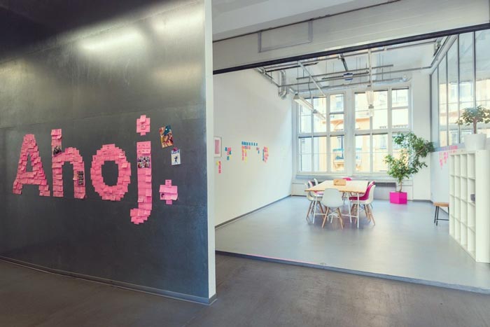 现代开放式办公室可移动墙壁装修设计实景图