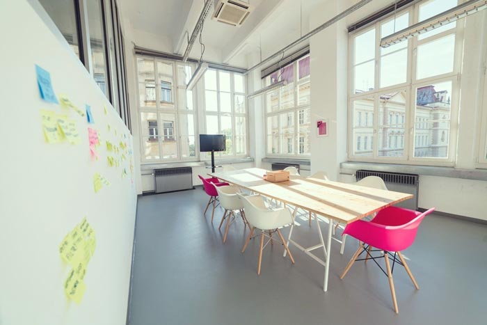 现代开放式办公室会议室装修设计实景图