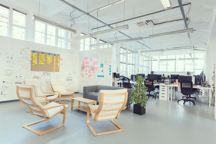 现代开放式办公室交流区域装修设计实景图